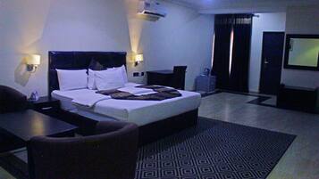 Habitación doble ejecutiva | Ropa de cama de alta calidad y escritorio