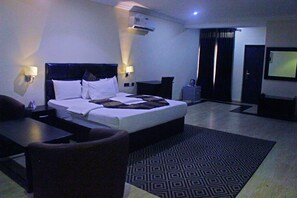 Ropa de cama de alta calidad y escritorio