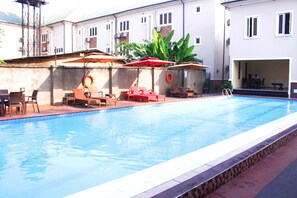 Indoor/outdoor pool