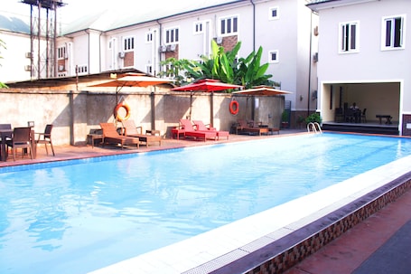 Indoor/outdoor pool