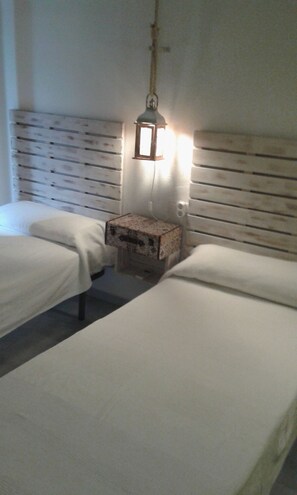 Chambre avec lits jumeaux, salle de bains commune | Wi-Fi gratuit, draps fournis