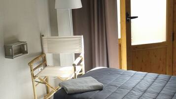 Twin kamer, gemeenschappelijke badkamer | Gratis wifi, beddengoed