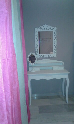 1 bed in Female Dorm for 4 people | Free WiFi, bed sheets - Granada Old Town Hostel (Granada)
