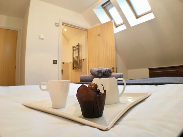 Apartment, 2 Bedrooms | In-room dining - Luxurious Wessex Apartment (Reading)