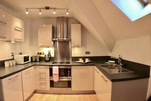 Apartment, 2 Bedrooms | Private kitchen | Full-size fridge, microwave, oven, stovetop - Luxurious Wessex Apartment (Reading)