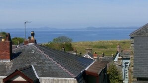 A residential area with houses and a view of the sea. - Byrdir House (Harlech)