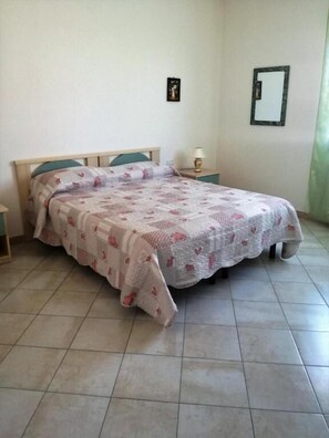 Minibar, Schreibtisch, Verdunkelungsvorhänge, schallisolierte Zimmer