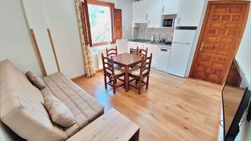 Apartamento, 2 habitaciones | Zona de estar | Televisión de pantalla plana de 36 pulgadas con canales digitales