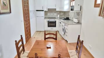 Apartamento de una habitacion | Privékeuken | Een koelkast, een magnetron, een oven, een kookplaat