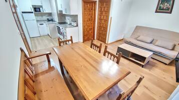 Apartamento de una habitacion | Living area | 36-inch flat-screen TV with digital channels, TV