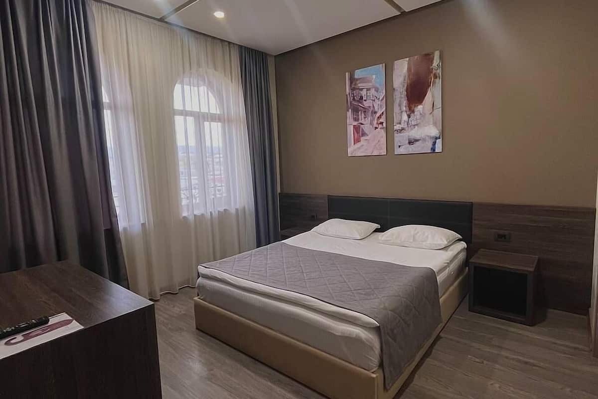 Economy Double Room | Peralatan tempat tidur premium, bar mini, peti besi dalam bilik, meja