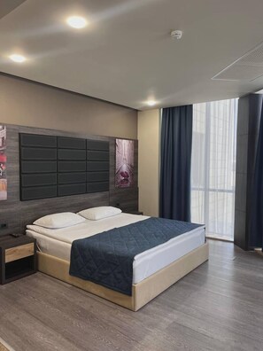 Kamar Double Deluks | Seprai premium, minibar, brankas, dan meja kerja