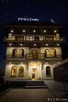 Konaklama yerinin ön cephesi - akşam/gece