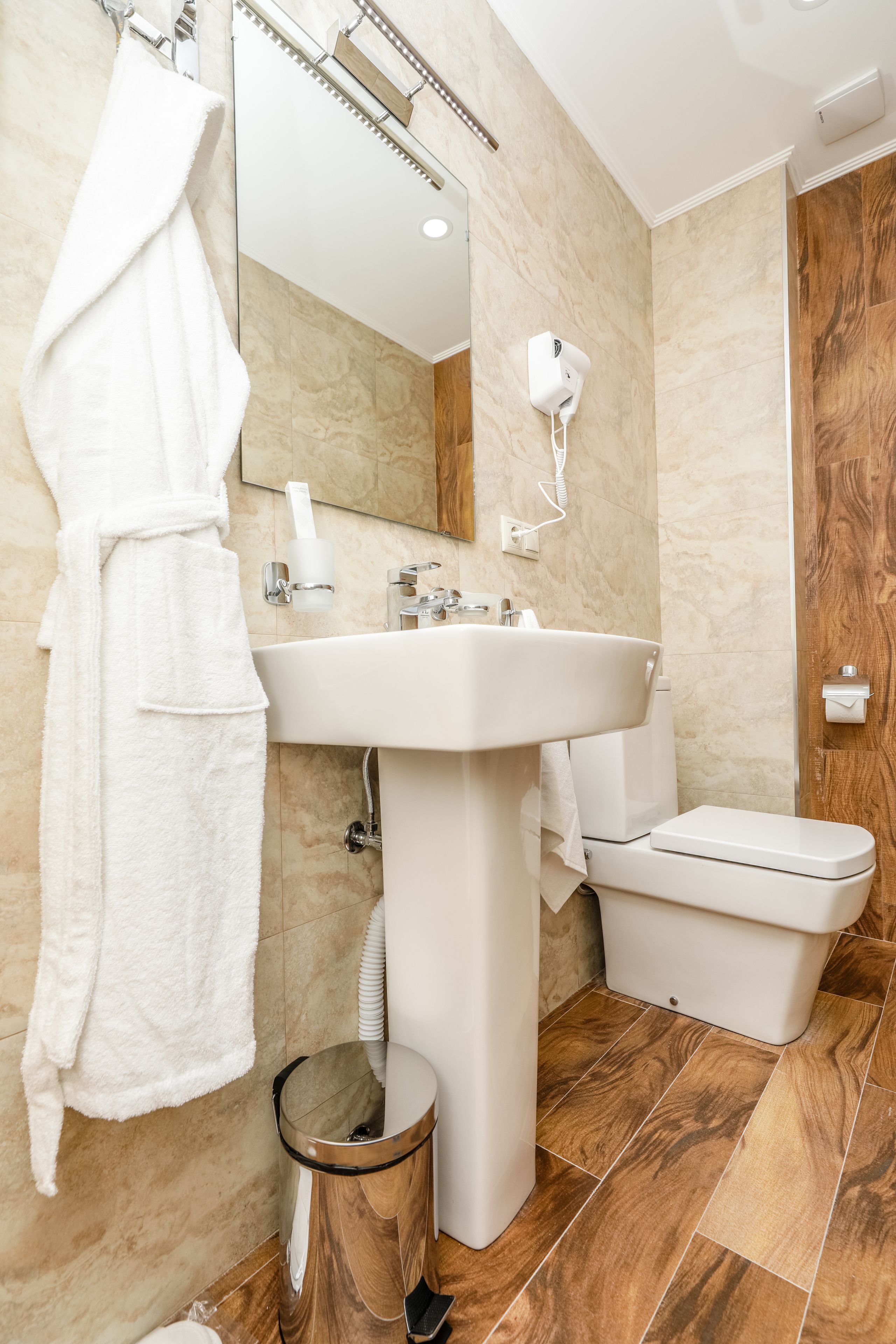 classic double room | bathroom | shower, free toiletries, hair dryer, bathrobes