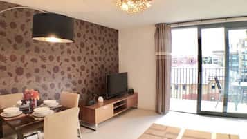 Leilighet, 2 soverom, balkong | Oppholdsrom | Flatskjerm-TV