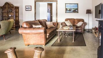 Apartment, 2 Bedrooms, Ocean View | Living room | Smart TV