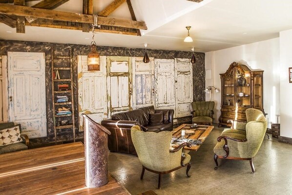 Departamento, 2 habitaciones, vista al océano | Sala de estar | Smart TV