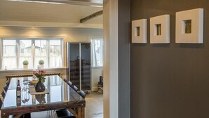 Apartemen, 2 kamar tidur, pemandangan samudra | Makan di kamar