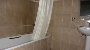 Een bad, een diep bad, handdoeken