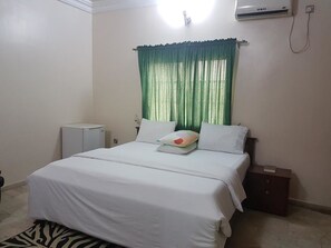 In-room safe, desk, free WiFi, bed sheets - Grace Garden Apartments (Eket)