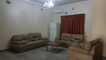 Apartament, 3 dormitoris | Sala d'estar | Televisor de pantalla plana