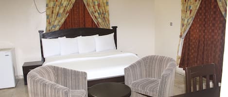 Suite Deluxe | Caja fuerte, escritorio, wifi gratis y ropa de cama