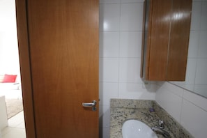Standard Apartment, 3 Bedrooms | Bathroom | Shower, towels