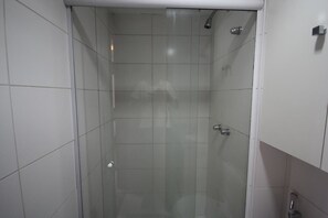 Apartamento standard, 3 quartos | Banheiro | Chuveiro, toalhas de banho