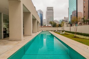 Una piscina al aire libre