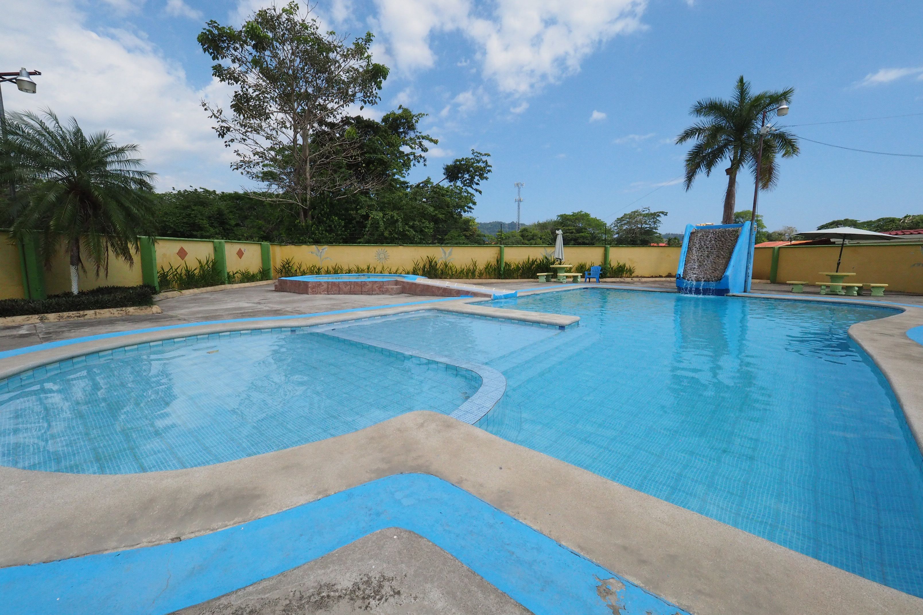 Kolam renang terbuka, payung kolam, kerusi lepak pantai 