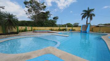 Kolam renang outdoor, dengan payung kolam renang dan kursi berjemur