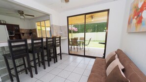 Luxury House, 2 Bedrooms | Ruang tamu | 42 inci televisyen skrin rata dengan kabel, TV 