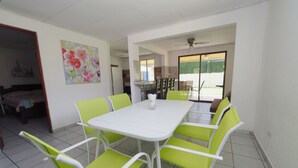 Luxury House, 2 Bedrooms | Makan dalam bilik
