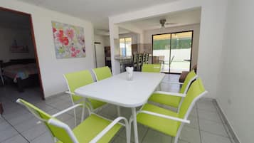 Luxury House, 2 Bedrooms | In-room dining