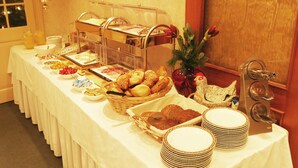 A buffet table with various food items and a coffee station. - Hotel Garni Haffmans (Grefrath)