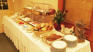 Daily continental breakfast (EUR 12.4 per person)