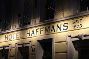 Exterior do Hotel Haffmans, com o nome e o ano 1873 visíveis.