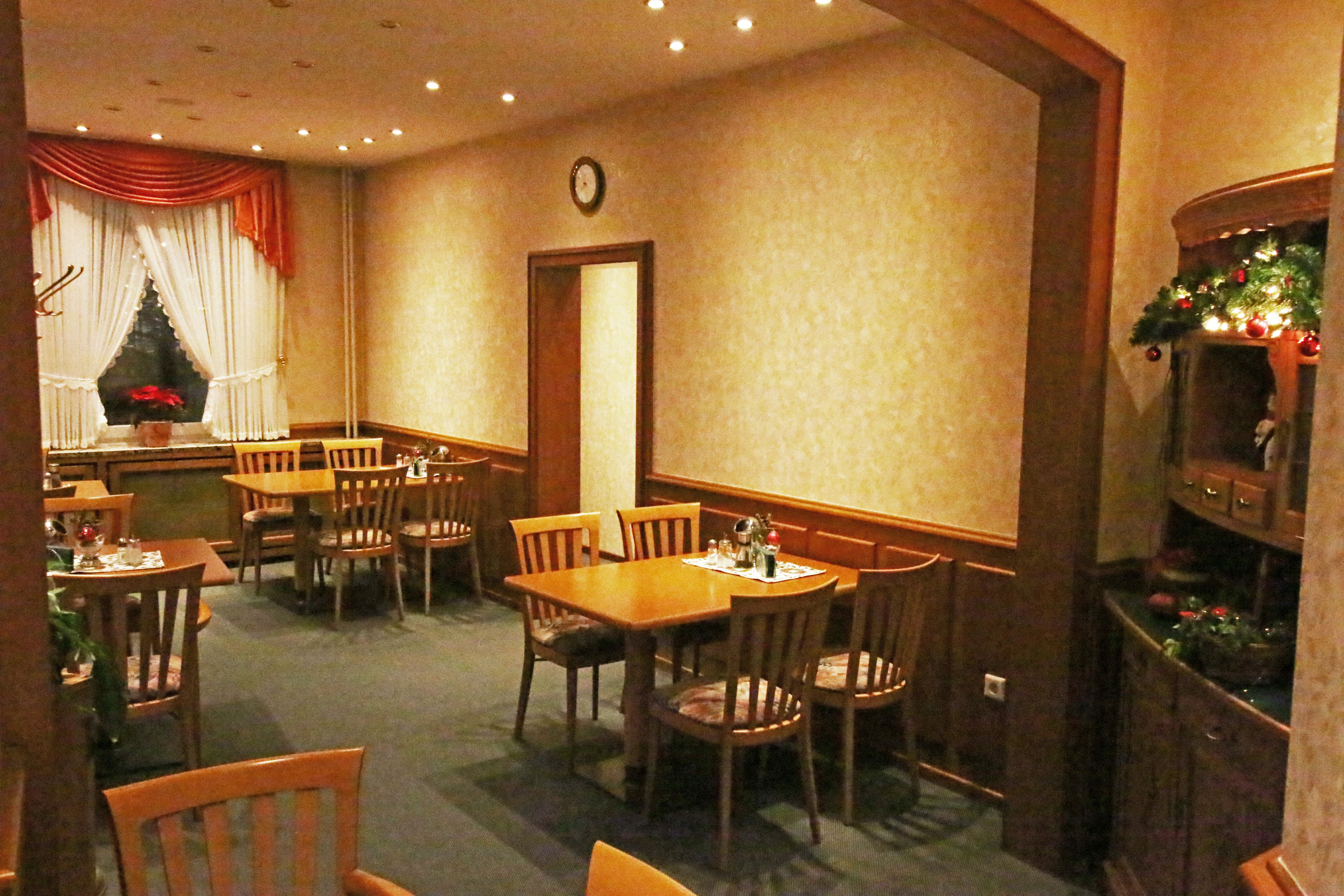 Daily continental breakfast (EUR 12.4 per person)