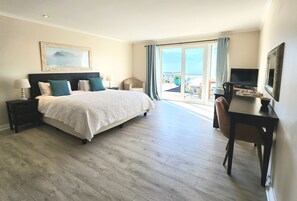 Ropa de cama de alta calidad y caja de seguridad en la habitación