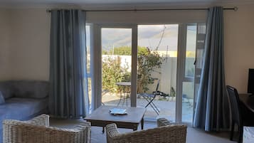 Quarto casal ou duplo família, 1 cama King e sofá-cama, banheira, no piso térreo | Vista do quarto