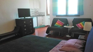Quadruple Room, Balcony | Minibar, desk, free cots/infant beds, free WiFi - Villa Patrizia BB (Ercolano)