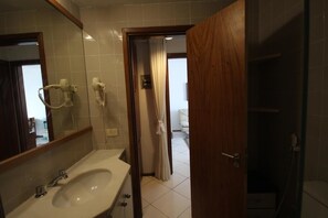 Appartement Standard, 1 chambre | Salle de bain | Douche, serviettes fournies