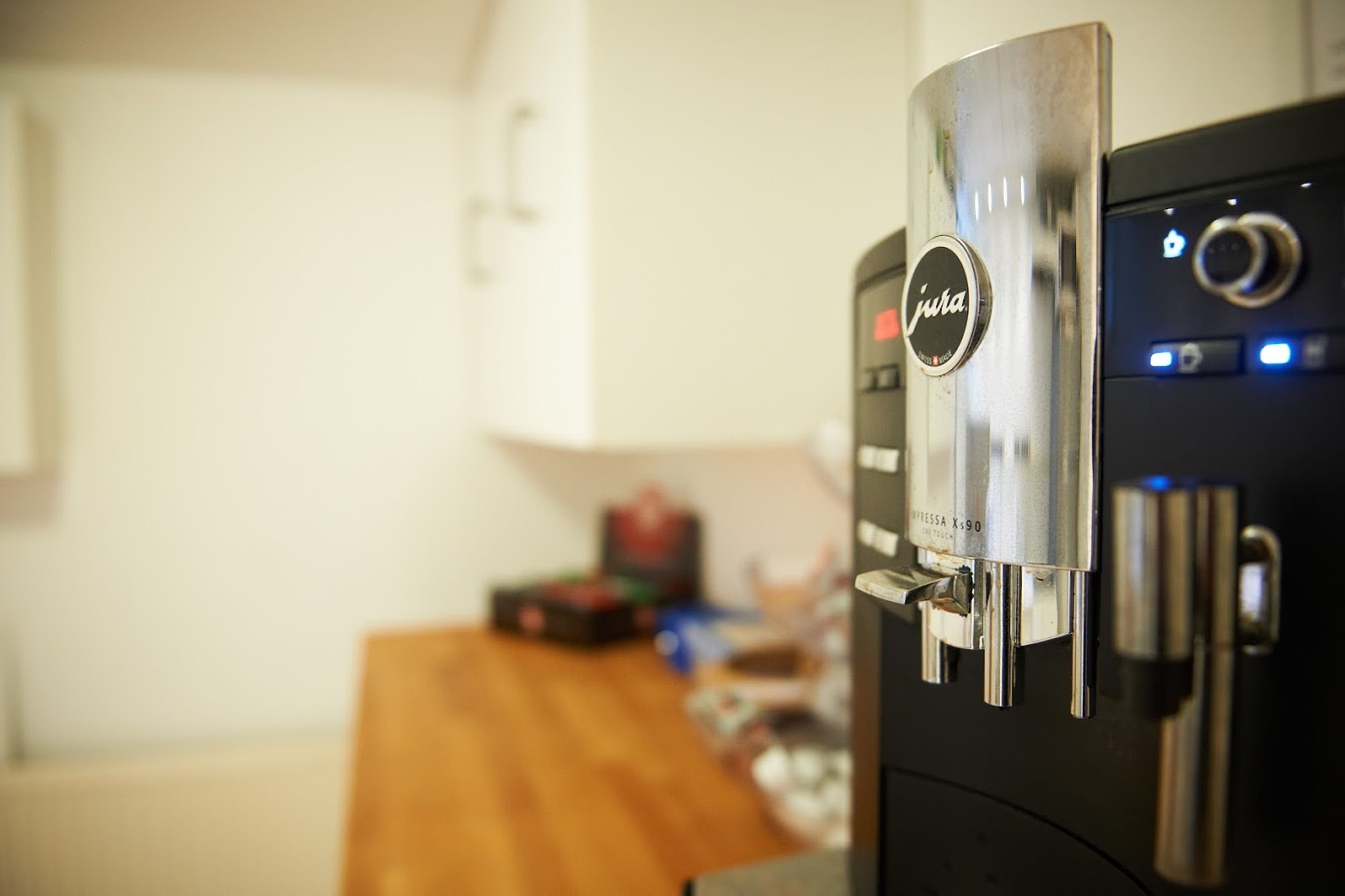 Eine Kaffeemaschine mit Bedienfeld und sichtbarem Markennamen.