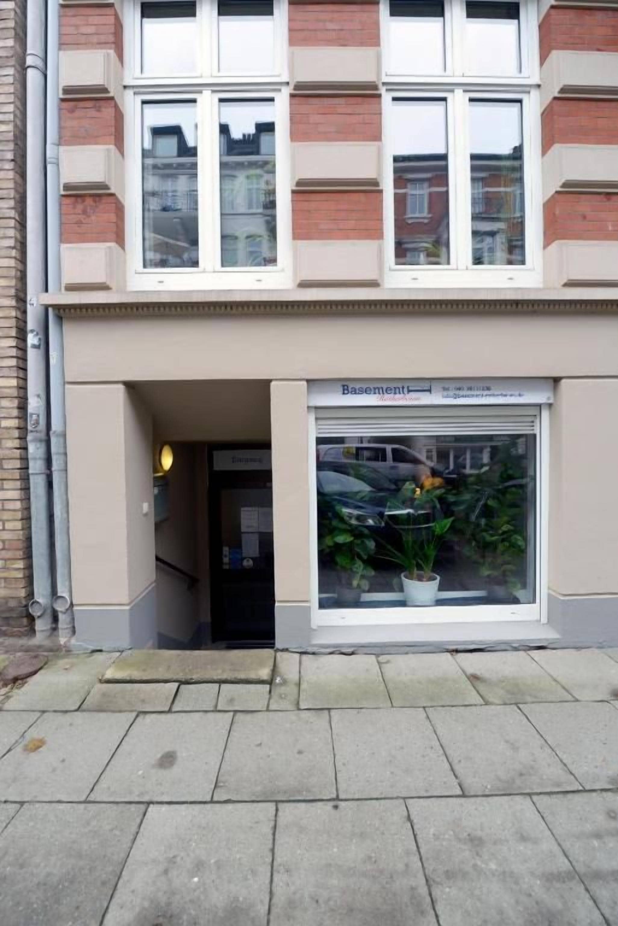 Ein Gebäude mit einer Schaufensterauslage, auf der 'Basement' steht.