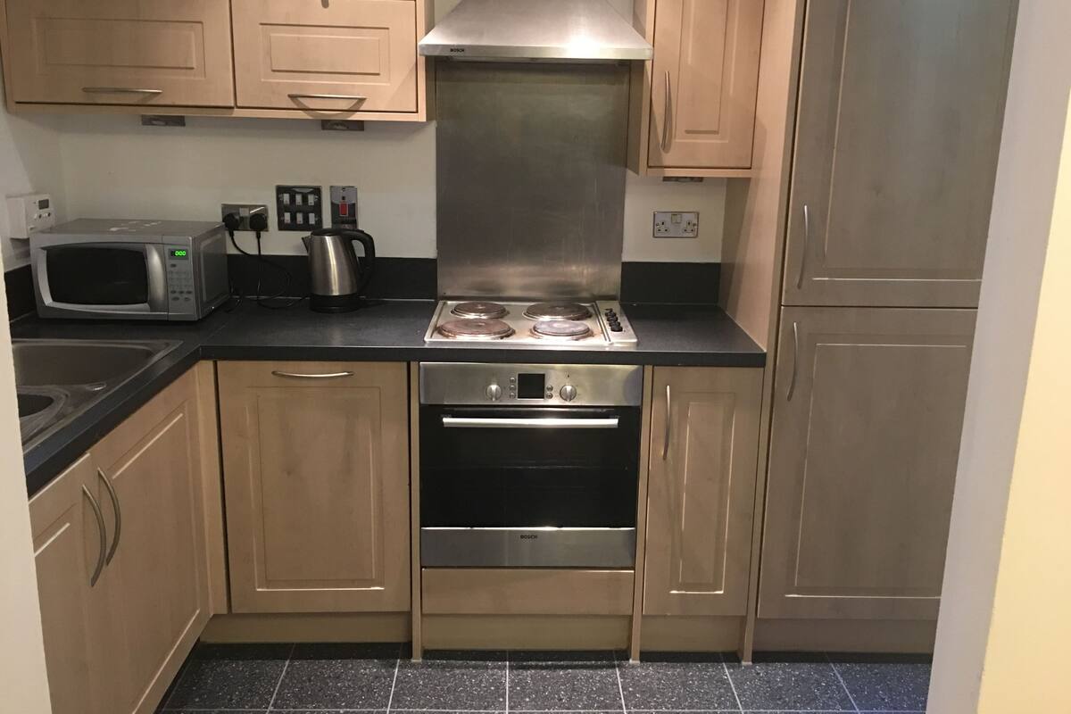 Full-sized fridge, microwave, oven, stovetop