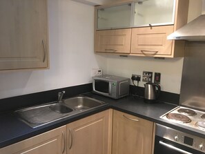 Peti sejuk/penyejuk beku saiz penuh, ketuhar gelombang mikro, ketuhar