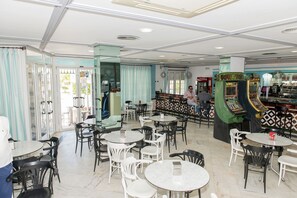 Petit déjeuner continental (5 EUR par personne)