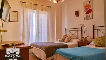 Family Room | Desk, free WiFi