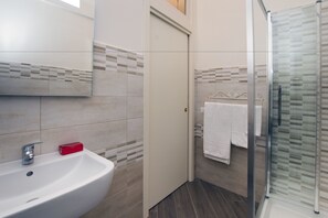 ห้องคอมฟอร์ททวิน, เตียงเดี่ยว 2 เตียง | ห้องน้ำ | ฝักบัว, ของใช้ในห้องน้ำฟรี, ไดร์เป่าผม, เสื้อคลุมอาบน้ำ