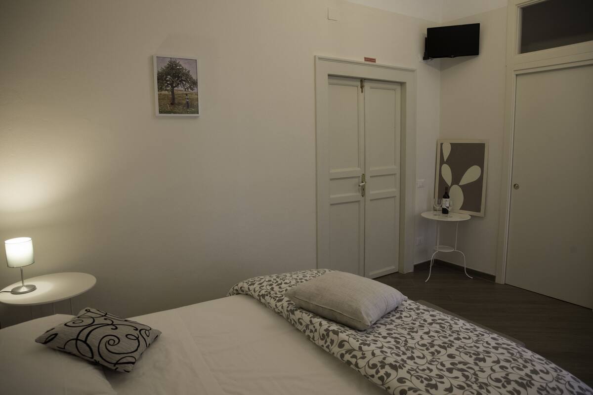 Deluxe Room, Balcony | Desk, WiFi (free), bed sheets